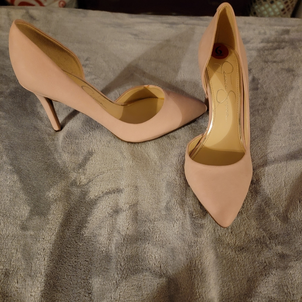 Jessica Simpson pumps